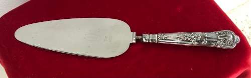 HALLMARKED SILVER HANDLED PIE LIFTER