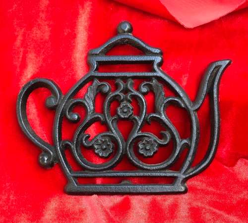 VINTAGE METAL TRIVET
