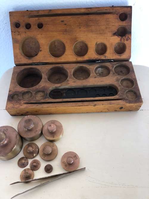 VINTAGE BRASS WEIGHTS SET