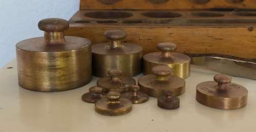 VINTAGE BRASS WEIGHTS SET