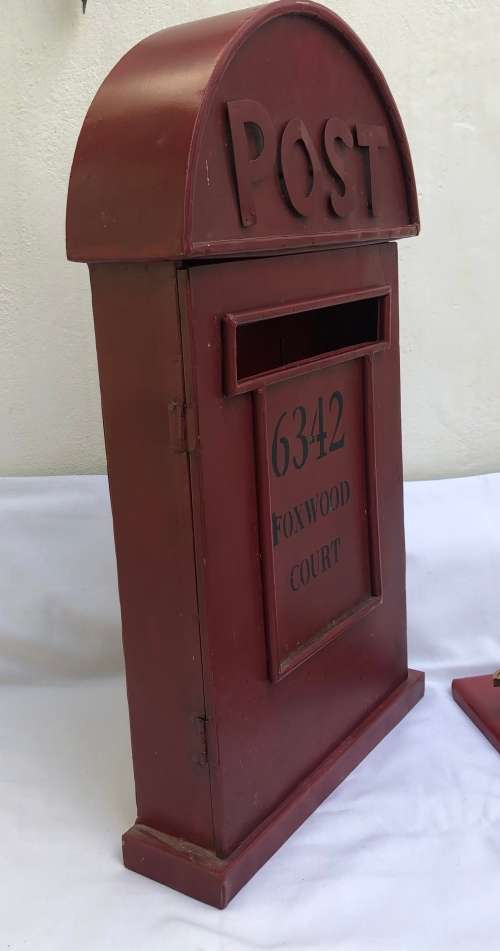 VINTAGE LOOKING POST BOX KEY CUPBOARD