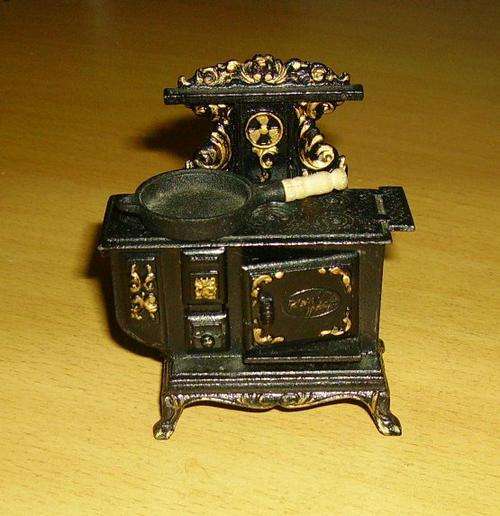 1940s Minature Stove and Pan