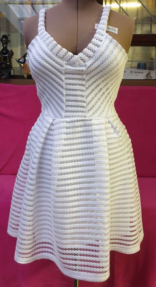 BRAND NEW!! Pretty White Ladies Dress Size 10 / Medium