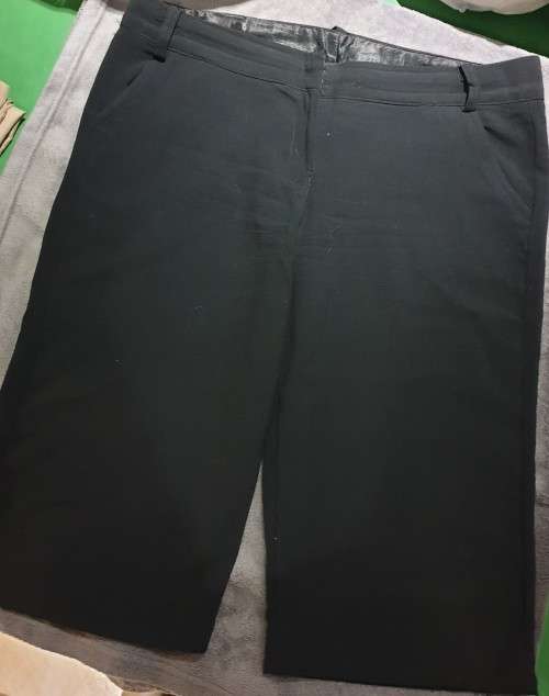 AS NEW!! Black Ladies Knee-length Shorts Size 36