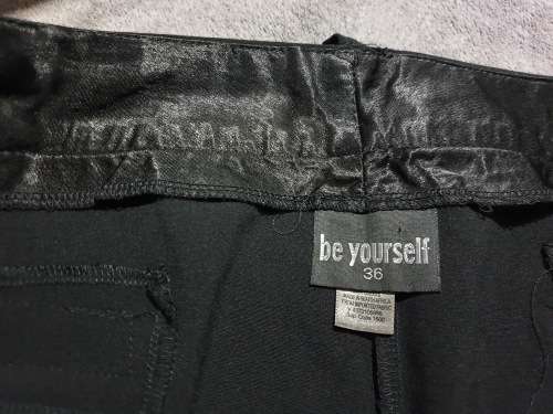 AS NEW!! Black Ladies Knee-length Shorts Size 36