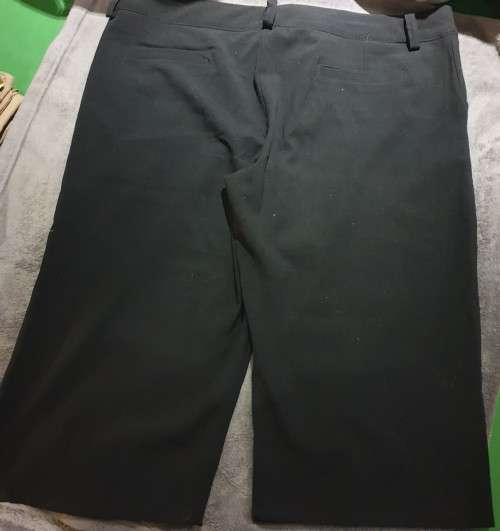 AS NEW!! Black Ladies Knee-length Shorts Size 36