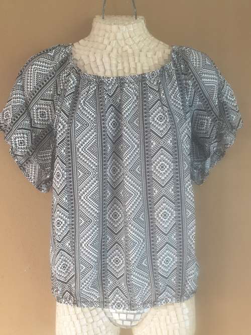 AS NEW!! Pretty black and white Ladies Blouse with elasticated waist Size 44