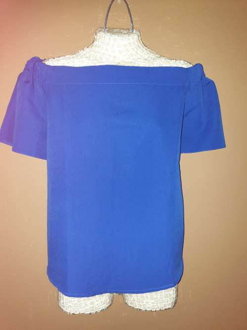 AS NEW!! Lovely Blue Ladies Off-shoulder Blouse with back-detail Size XL