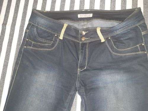 Ladies "Michelle" Beautifully cut jeans Size 40 (Zipper Broken)