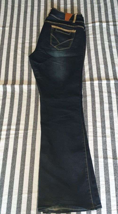 Ladies "Michelle" Beautifully cut jeans Size 40 (Zipper Broken)