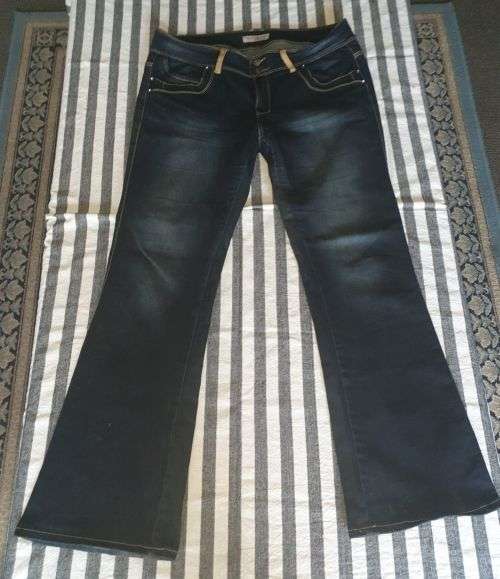 Ladies "Michelle" Beautifully cut jeans Size 40 (Zipper Broken)