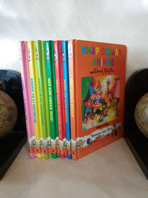 7 x KNIKKIE (Noddy) BOEKE, DEUR ENID BLYTON. HARDEBLAD. ALMAL VIR EEN PRYS.