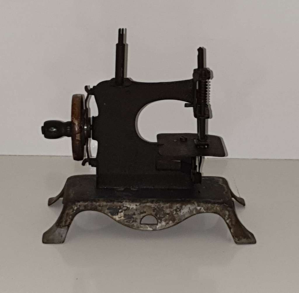 Vintage Mini Metal Sewing Machine.