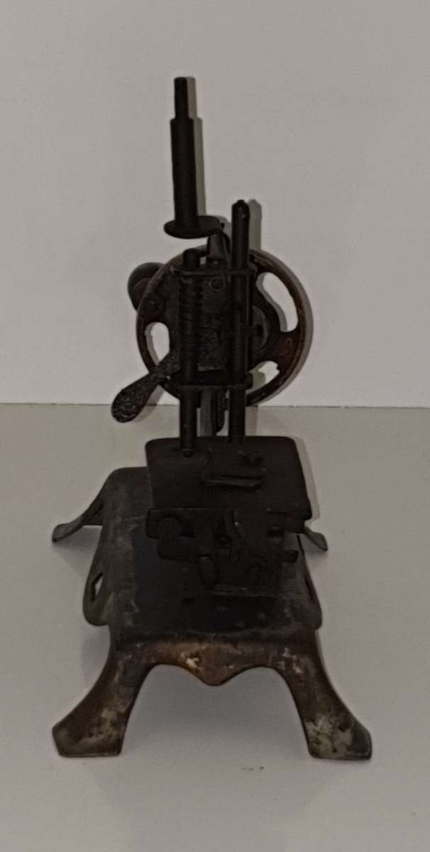 Vintage Mini Metal Sewing Machine.