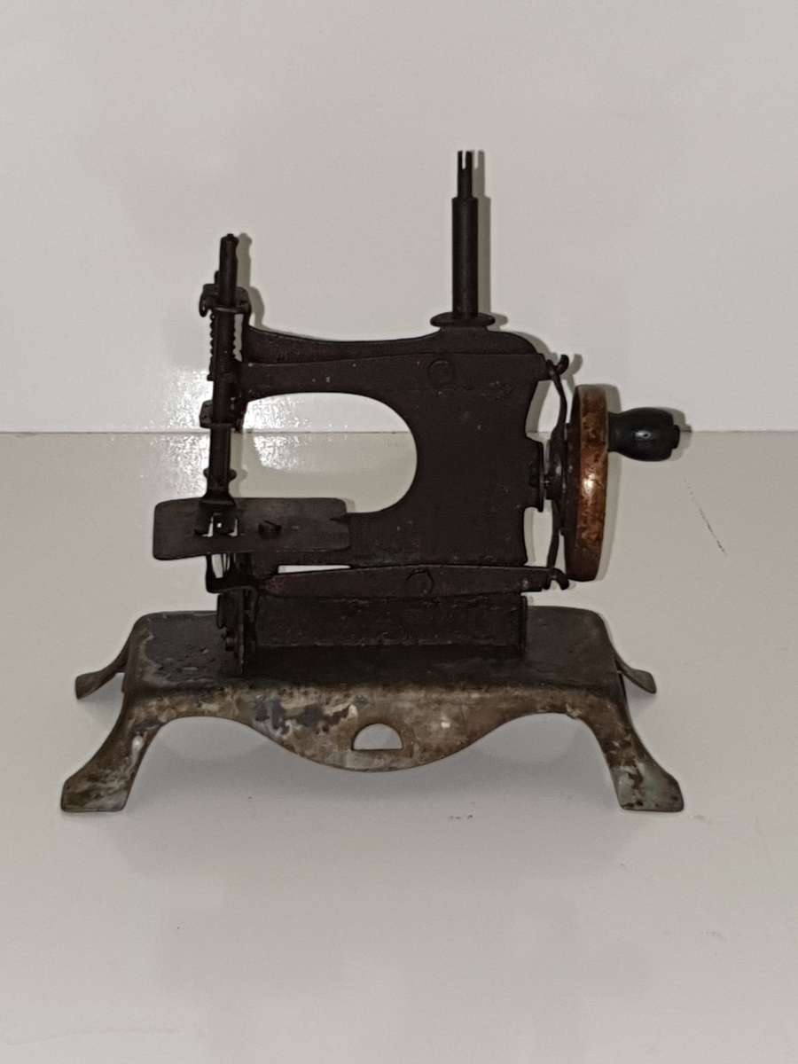 Vintage Mini Metal Sewing Machine.