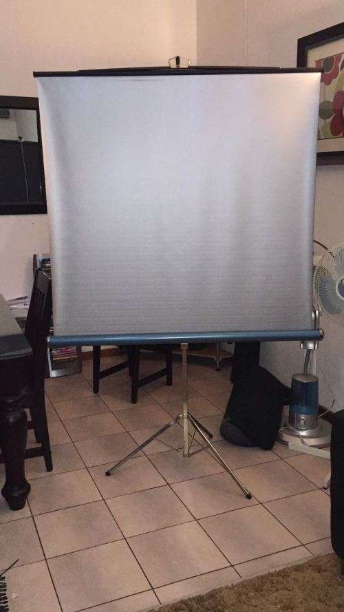 TRI POD PROJECTOR SCREEN