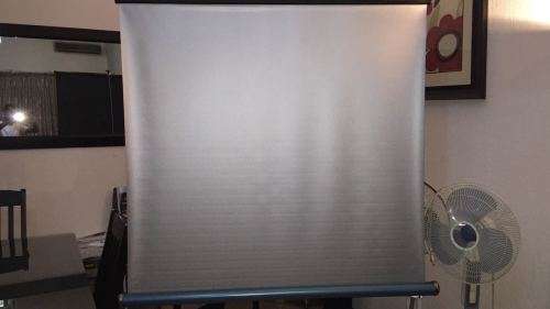 TRI POD PROJECTOR SCREEN