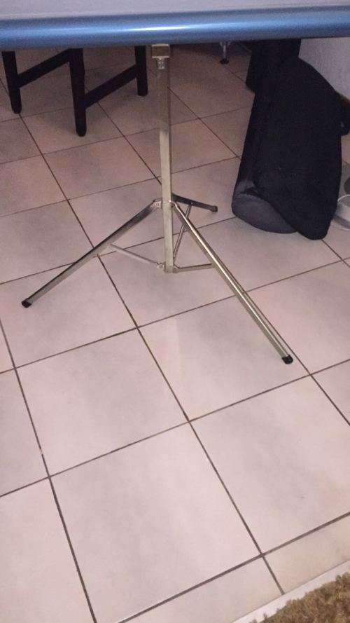 TRI POD PROJECTOR SCREEN