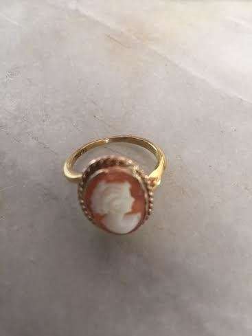 18ct solid yellow gold Cameo ring!