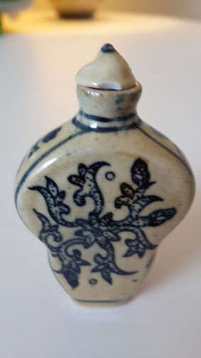 VINTAGE JAPANESE PORCELAIN SNUFF  BOTTLE (1 OF 3)